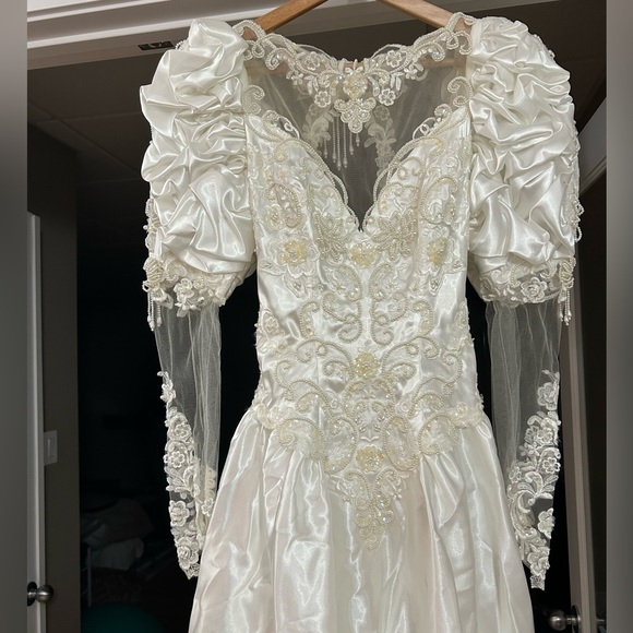 WEDDING DRESS | Women’s Wedding dress size 2-4 - Picture 5 of 10